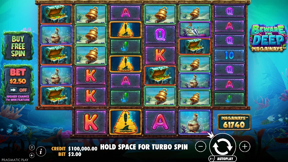 Fondo submarino de Beware The Deep Megaways con tesoros, barriles y un tiburón comodín