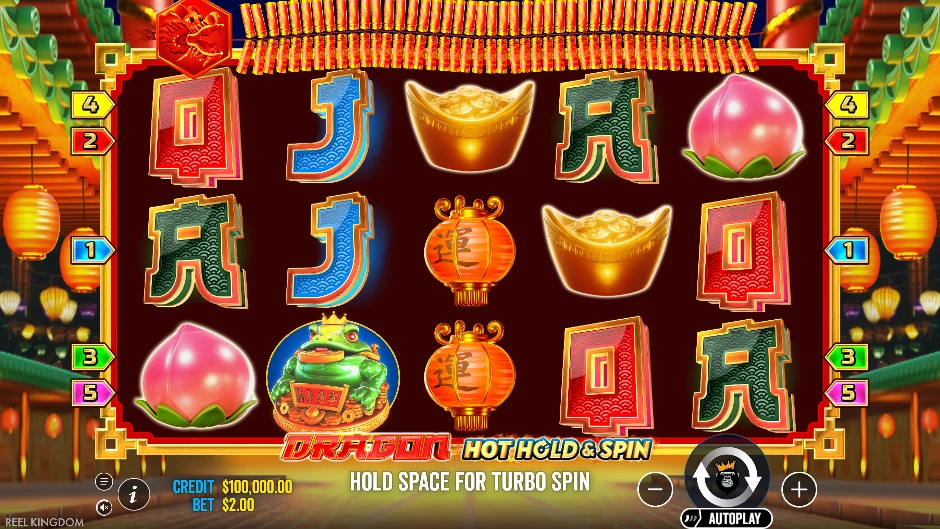 Dragón oriental de Dragon Hot Hold and Spin rodeado de monedas de diamante, oro y plata