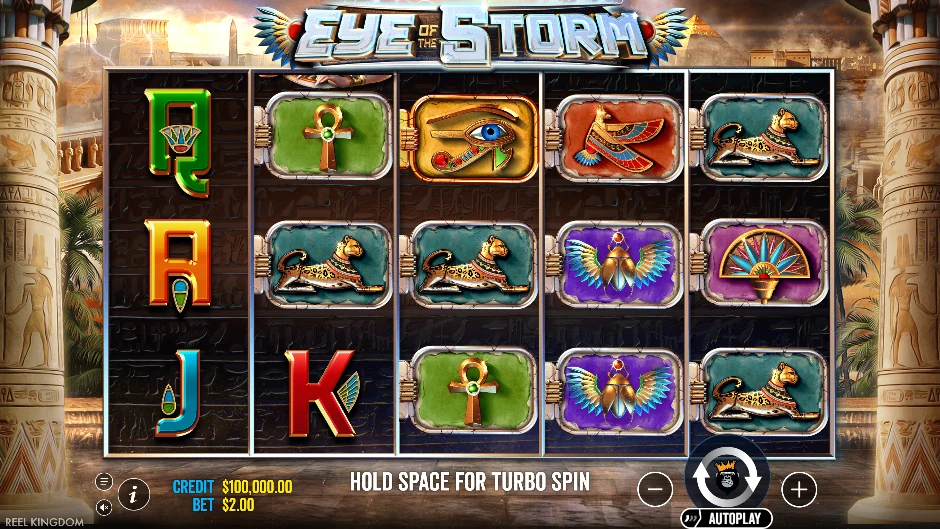 Cleopatra de Eye of the Storm frente a pirámides, Ojo de Ra y una tormenta de arena